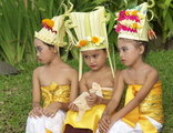 Familiereis bali meisjes traditioneel gekleed