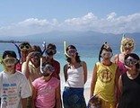 Familiereis bali meisjes traditioneel gekleed