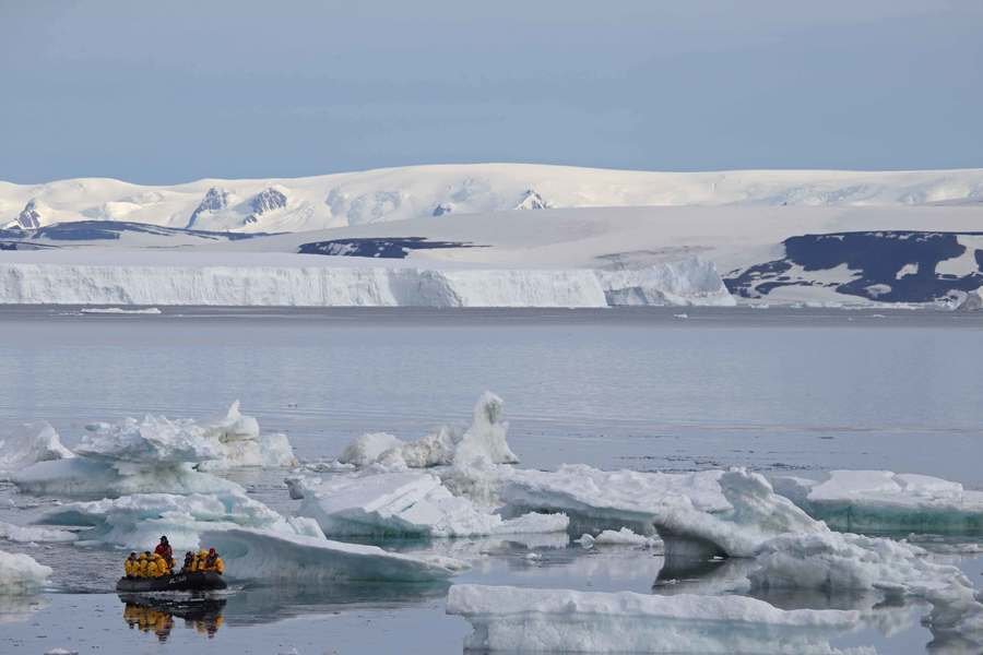 IJsrotsen en Zodiac boot Antarctica