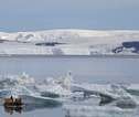 IJsrotsen en Zodiac boot Antarctica