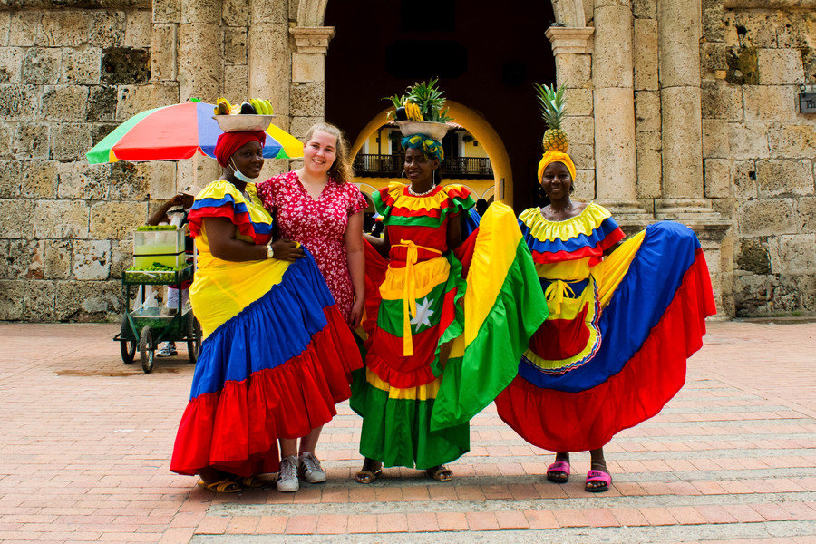Cartagena Fleur met locals