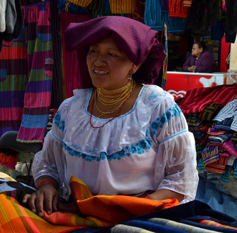 Rondreis Ecuador en Galapagos lokale marktvrouw