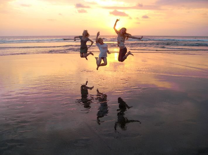 Kinderen op het strand van Bali, Indonesië