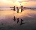 Kinderen op het strand van Bali, Indonesië