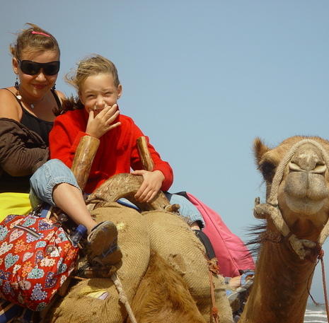 Moeder + dochter op kameel