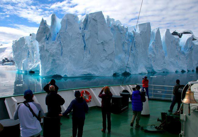 IJsbergen fotograferen vanaf het schip in Groenland
