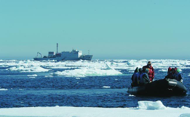 schip en zodiac tussen het ijs
