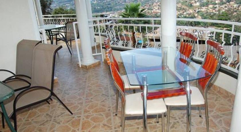 Step Town Motel terras