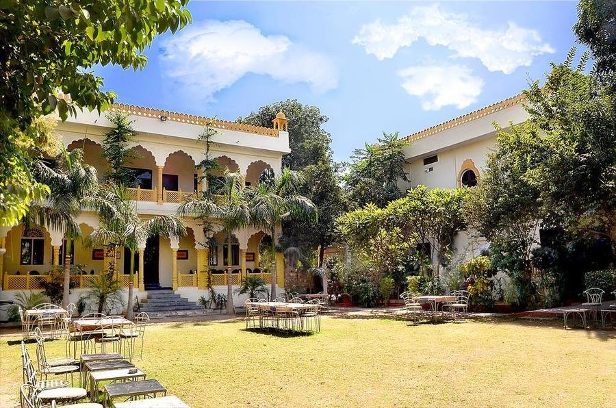 Raj Palace Resort - tuin