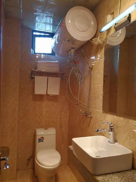 Phuntsok Rabse Hotel - badkamer