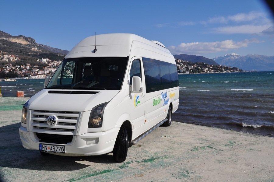 foto kleine bus buiten