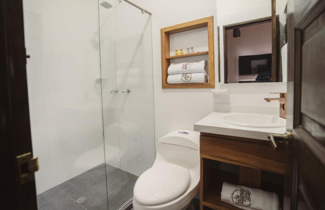 Hotel La Leyenda Badkamer