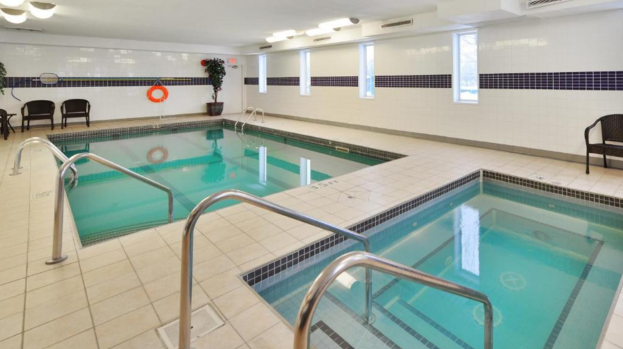 Prestige Inn Canada zwembad