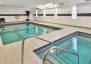 Prestige Inn Canada zwembad
