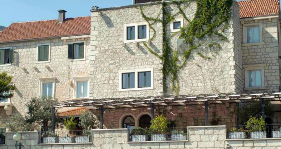 Kastil Hotel - Bol - vooraanzicht