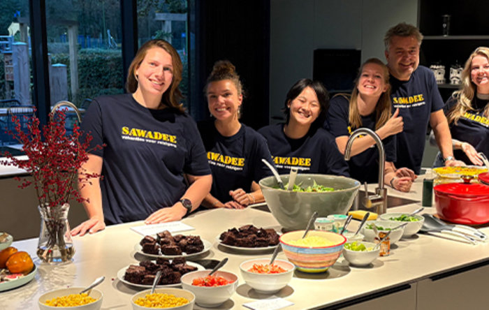 Sawadee-collega's koken maaltijd voor gezinnen Ronald McDonald Huis Amsterdam