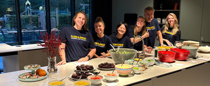 Sawadee-collega's koken maaltijd voor gezinnen Ronald McDonald Huis Amsterdam