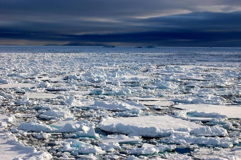 Eilanden van ijs, Spitsbergen, Noordpoolgebied