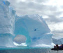 IJsrotsen en Zodiac boot Antarctica
