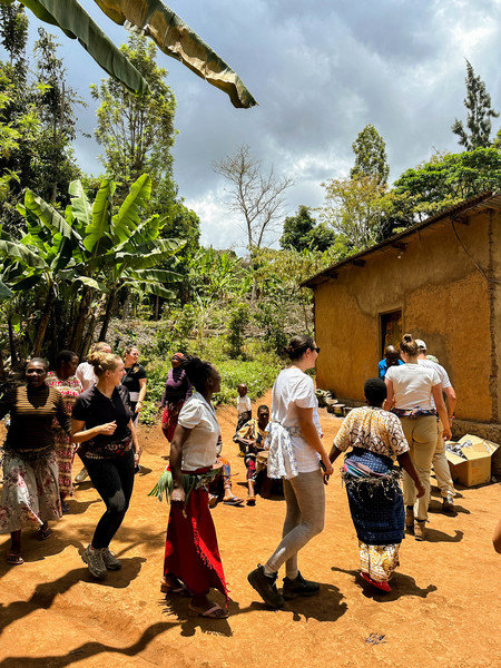 Groep reizigers met locals