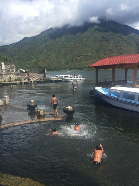 kinderen zwemmen Guatemala rondreis