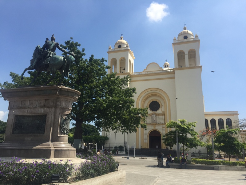 San Salvador plein, Joeri rondreis 