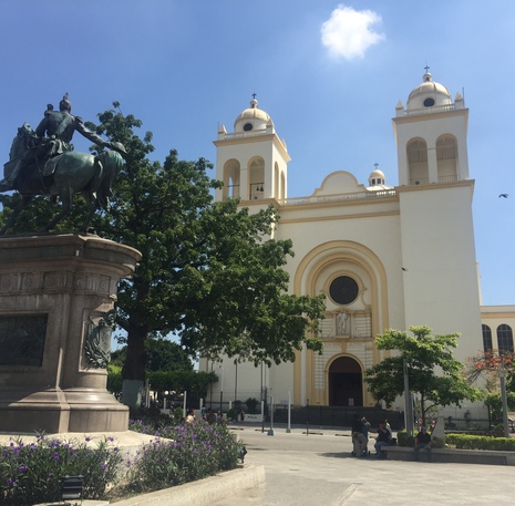 San Salvador plein, Joeri rondreis 