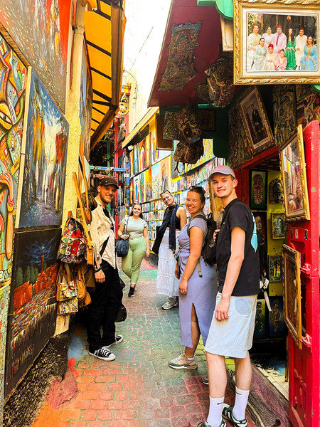 Groepsfoto in straatje