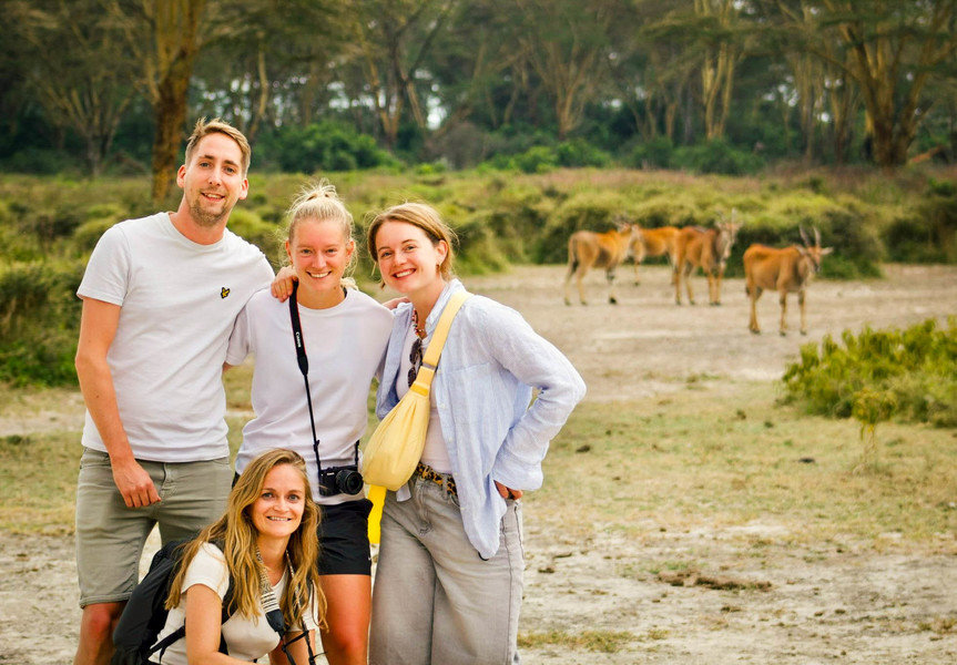 Groepsfoto met dieren op achtergrond