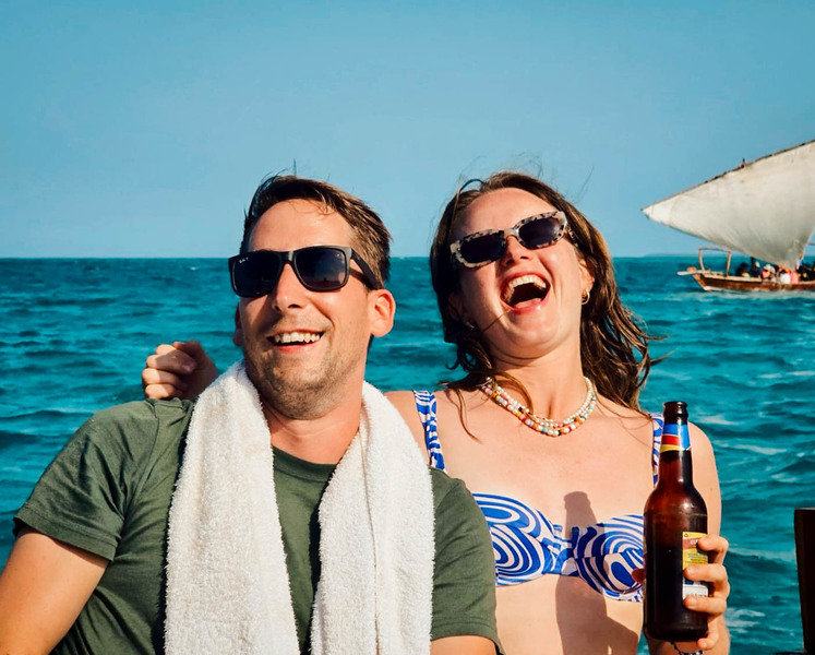 Groep bij zee Tanzania