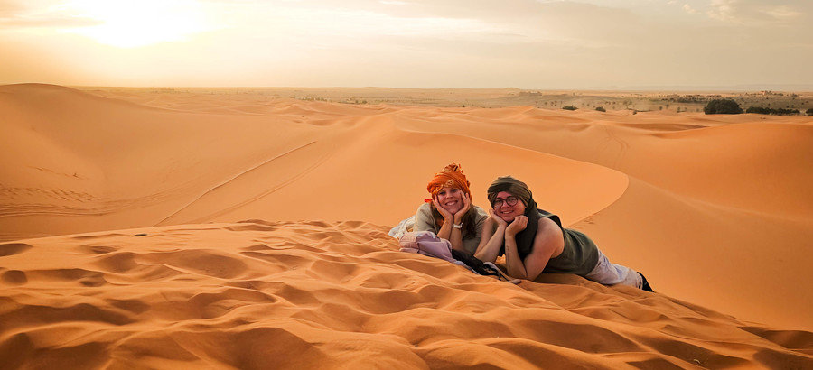 Reizigers in Erg Chebbi woestijn