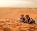 Reizigers in Erg Chebbi woestijn