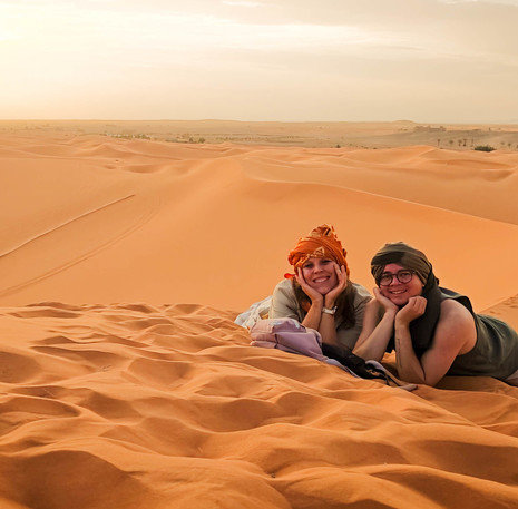 Reizigers in Erg Chebbi woestijn