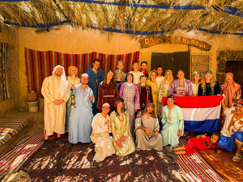 Groepsfoto in lokale kleding