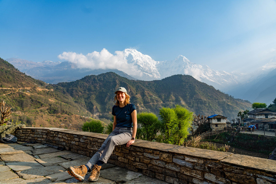 Reiziger met uitzicht Ghandruk
