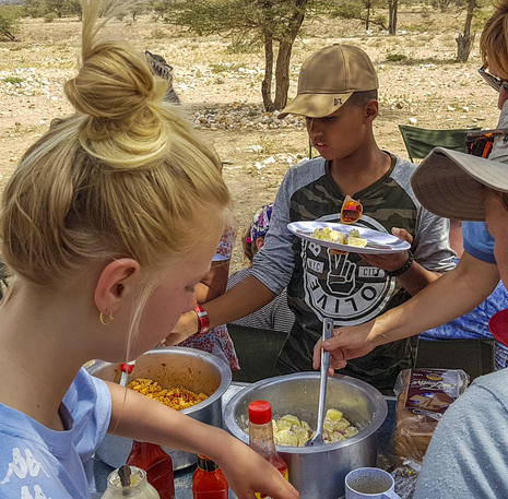 Familiereis Kenia en Tanzania Familie eten