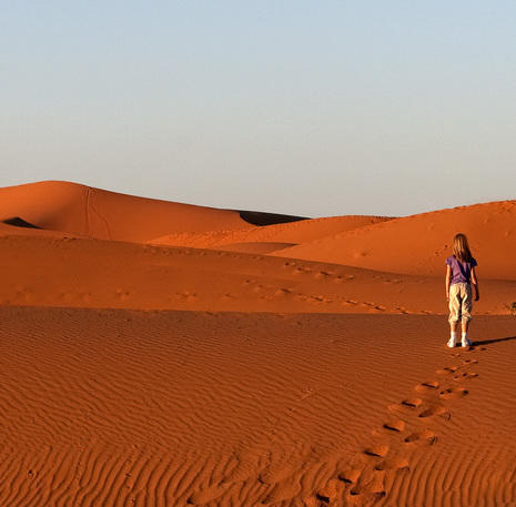 meisje in de woestijn, familiereis