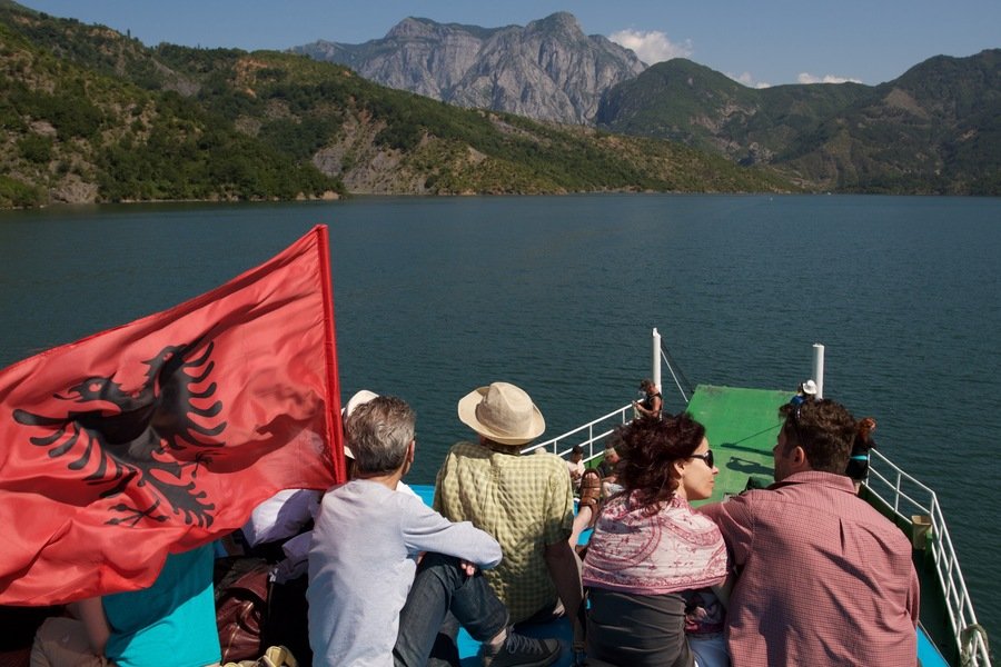 Boot over meer van Koman, Albanie