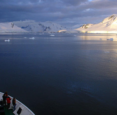 Schip en ijsbergen Antarctica