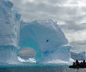 IJSbergen en Zodiac boot Antarctica