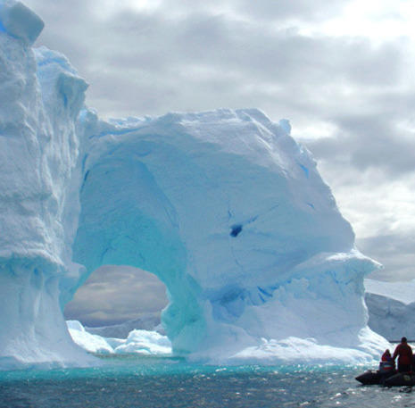 IJsrotsen en Zodiac boot Antarctica