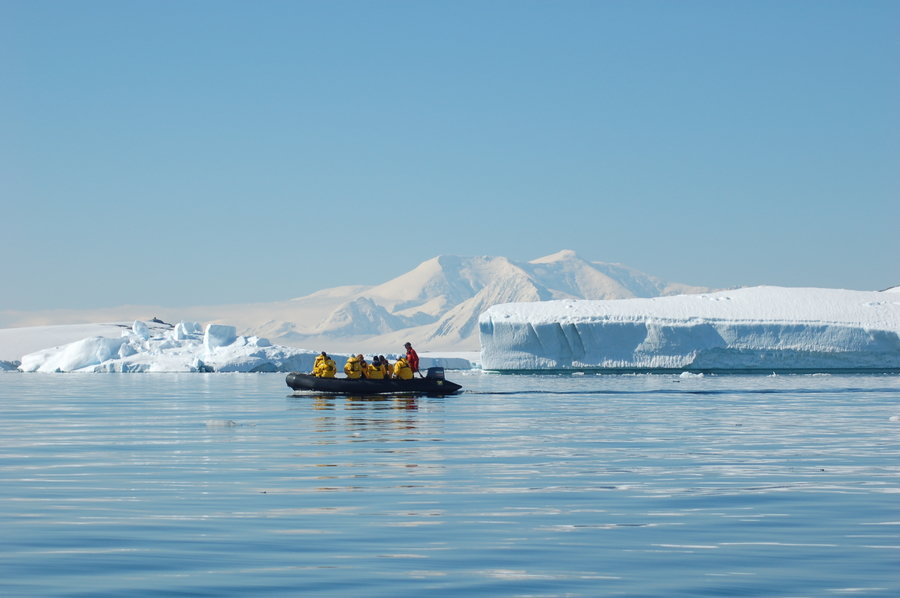 Met de Zodiac door ijskoud water