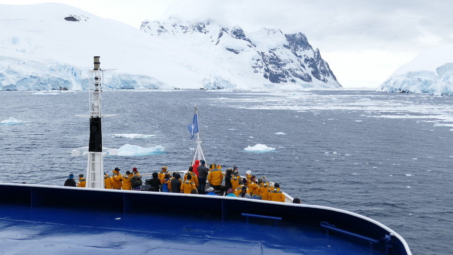 Schip met uitzicht op het ijs 