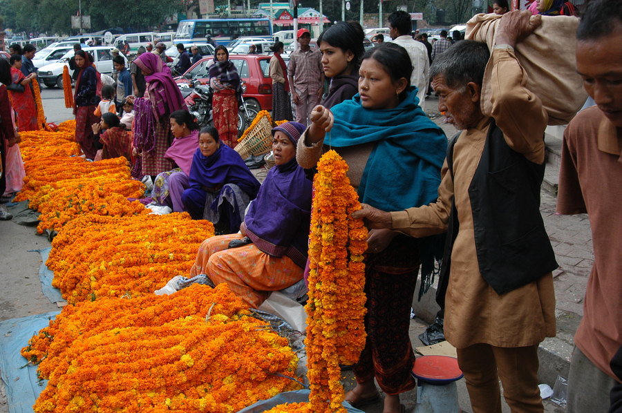 Familiereis Nepal oranje bloemenkettingen