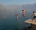 Kinderen springend het water in Kotor