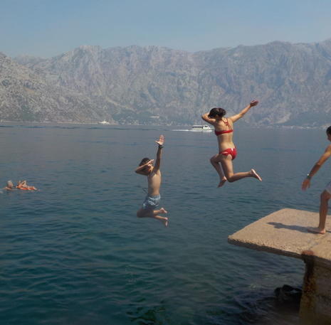 Kinderen springend het water in Kotor