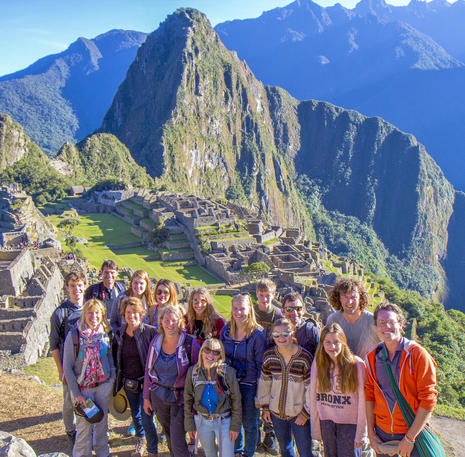 Familiereis Peru groepsfoto Machu Picchu