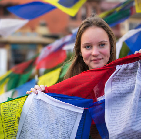 Familiereis Nepal gebedsvlaggetjes en meisje